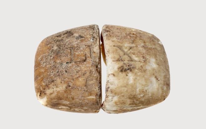 Kart zerinde bulunan sz konusu ifreli metinlerin, bir byte yardmyla okunabilecek kadar kk ekilde fotorafa monte edildii, ifrenin ancak kimyasal bir zelti kullanldnda grnr hale geldii aktarld.