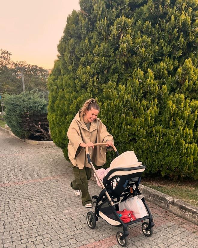 "BEN DE GELEBLR MYM?"    Emre Yetkin de ei ve kznn pozlarna kaytsz kalamad. Biricik, "Ben de gelebilir miyim?" diyen ei Yetkin'e "Rota, plan, bavullar sende zaten" yantn verdi.