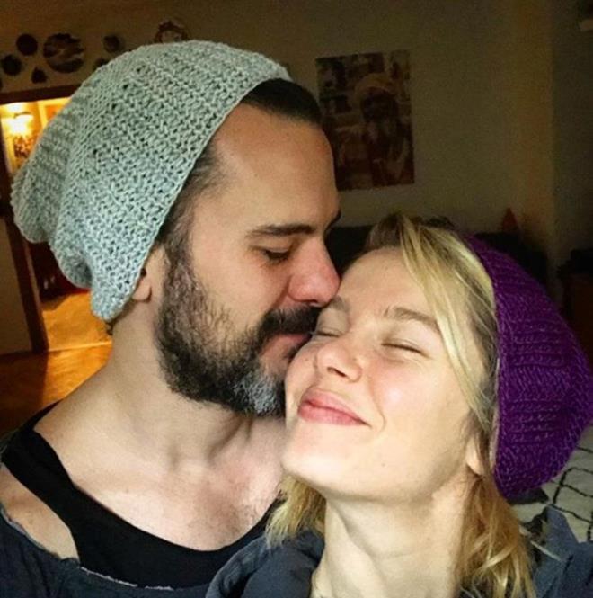 LK KEZ ANNE OLDU    lk kez anne-baba olmann heyecann yaayan nl ift, kzlarna Luna adn verdi.