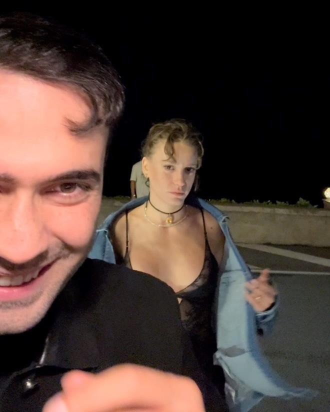 "BEN BYLE YAAMIYORUM"    te yandan Serenay Sarkaya, aylar nce reklam ak iddialaryla ilgili "Byle eyler milattan ncede kalmad m ya? Gerek hayatta byle eyler var m? Bana inanmas ok g geliyor, insanlarn buna inanmas da bana ok tuhaf geliyor. Bunlar gerek hayatta yok ya, ben byle yaamyorum" demiti.