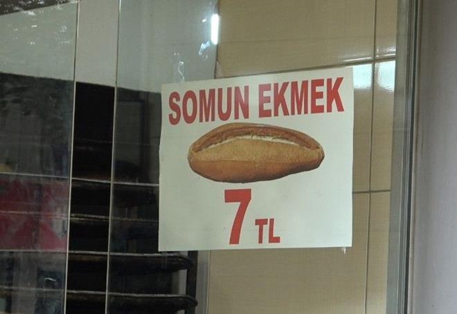 Ben kabul etmedim. Sonra samdaki ve solumdaki markete bedava ekmek verdiler. Baktlar yasa d oluyor, sonra 2 bayiye ekmei 3 TL'den vermeye baladlar. u anda bayi 4 TL'den satyor. Sonuta vatanda benim sayemde 4 TL'den ekmek alyor. Srf beni zarara uratmak iin 4 TL'den veriyorlar. Yapsnlar bakalm nereye kadar gidecek? Ekmei onlar 12 TL yaparsa, ben yine 7 TL'den satmaya devam edeceim" diye konutu.    Ekmei 1 aydr 4 TL'den sattn belirten market iletmecisi Sleyman Tanhan da bir yardmseverin kendilerine destekte bulunduunu ifade etti. Bylelikle vatandalara ucuz ekmek sattklarn dile getiren Tanhan, "Bir yardmsever bize yardmda bulunuyor. Biz de vatandalarmza daha ucuz ekmek ve hizmet vermek iin buradayz. Bu yardm 2-3 ay daha devam eder. Biz daha uzun sre bekliyoruz. Biz bu ekmei rekabet amal satmyoruz, vatandalarmza hizmet iin yapyoruz. Herkesin gr ayr, herkesin fiyat ayr. Baz frnlarda 10 TL, baz frnlarda 7 TL. Bizim farkmz olsun, vatandamza hizmet olsun. nallah yl sonuna kadar devam ederiz. Hayr kurumlarndan destek gelirse, daha da fazlalatracaz" dedi.