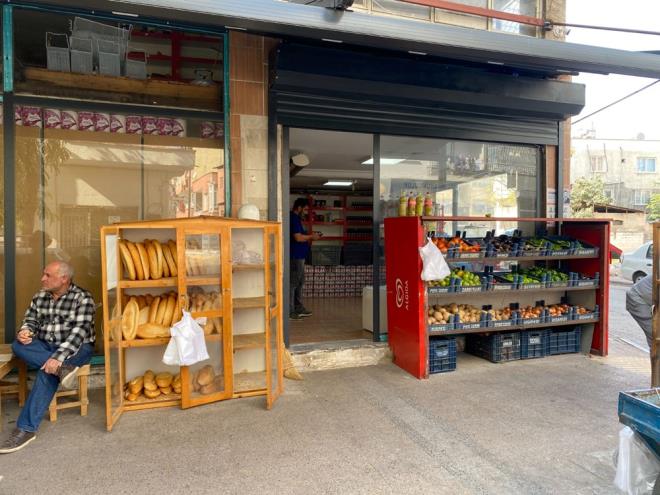 Eski Frnclar Odas ynetimi beni mahkemeye verdi, 4 sene mahkeme srd. Davay ben kazandm. Daha sonra st mahkemeye gnderdiler, yine ben kazandm. Ondan sonra 1-2 sene bayi fiyatna vatandaa ekmek satmaya devam ettim. Daha sonra bana gelip 'sen de bize uyacaksn' dediler.