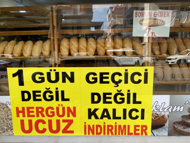 Markete mteri olarak gelen Yakup Korkmazolu, "Her yerde ekmek 10 TL, yan tarafta 7 TL ama burada 4 TL olduu iin buradan alyoruz. Daha iyi ve uyguna geliyor bizim iin. Ekmei de iyi, taze ve gzel" ifadelerini kulland.  Frna mteri olarak gelen smail Reis de, "Rekabet aslnda iyidir, halka yarar ama her eyin bir rayi bedeli var. Buradaki esnaf, yllardan beri olan bir frncmz. Biz ncelikle frncmza destek vermek istiyoruz. Maliyetlerin bu kadar yksek olduu bir yerde 4 TL'ye ekmek satlmas insana bir garip geliyor. Biz burada canl olarak retimi gryoruz. Ekmekler scak geliyor, rn kaliteli. Bunlar da gz nnde bulundurursak tercihimiz bu seviyede rn almak olacak" dedi.
