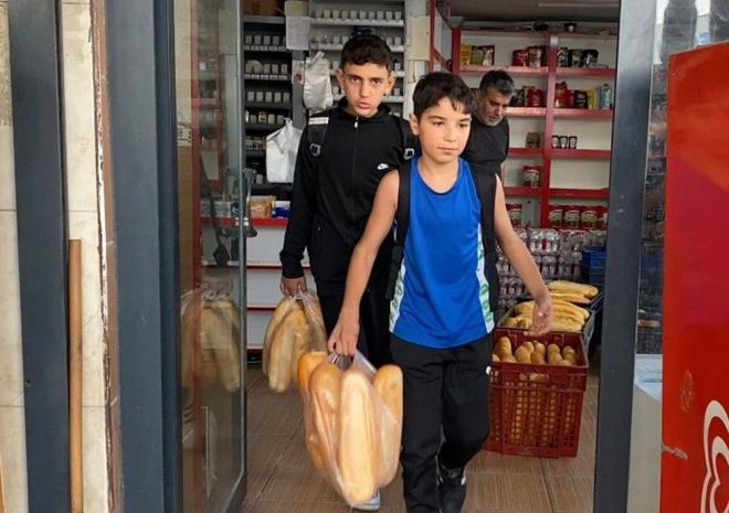 VATANDA BENM SAYEMDE 4 TL'DEN EKMEK ALIYOR"    Burhan Felek Caddesi'nde frn ileten smail zen, 30 yldr meslei srdrdn syledi. Uzun sredir ekmei piyasa fiyatnn altna sattn belirten zen, "Normalde ben bakkal ve bayilere ekmek vermediim iin, bayi fiyatna 7 TL'den vatandaa satyorum.