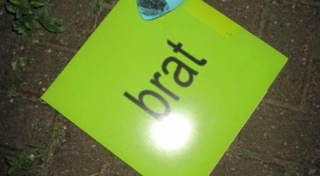 Yaplan aklamalara gre brat kelimesi gen kzlarn zgvenini ve bamszln simgeliyor.