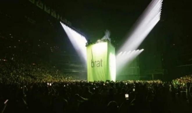 2024'n en ok konuulan kelimelerinden biri olan brat ayn zamanda "biraz dank olan, parti yapmay seven ve bazen sama eyler syleyen kz" anlamna da geliyor.