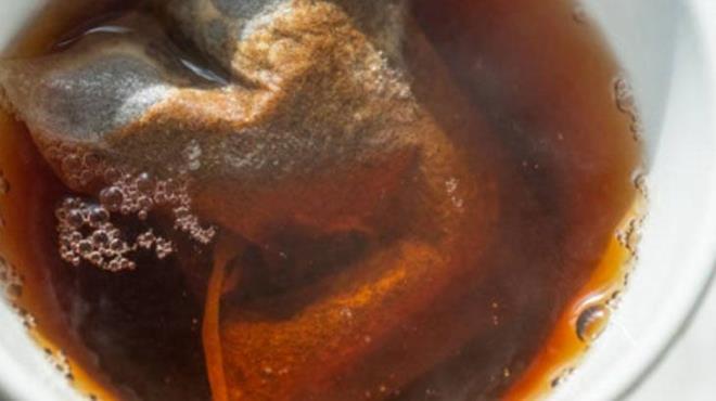 nsanlar genellikle ay poetini fincann iinden karmak iin ip kullanabilir. Ancak bunu bir nesne yardmyla kolayca yapabilirsiniz. ay poetlerinin ierisindeki maddeler su zerinde yzmeye meyillidir. Bu durum da karmay kolaylatrr.