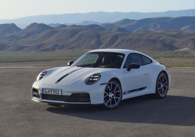 Porsche, yenilenen 911 Carrera T'yi tantt. Sadece manuel anzman seeneiyle sunulan modelde ilk kez Cabriolet versiyon da bulunuyor.