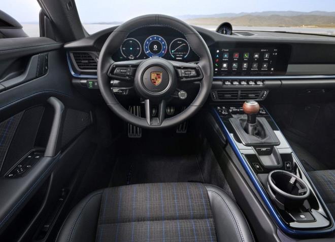 992.2, irketin ift ekranl i tasarmyla geliyor. Aracn en byk zellii olan manuel vites camlardaki logolarla belirtilirken, vites topuzu da ahap olarak tasarlanm.