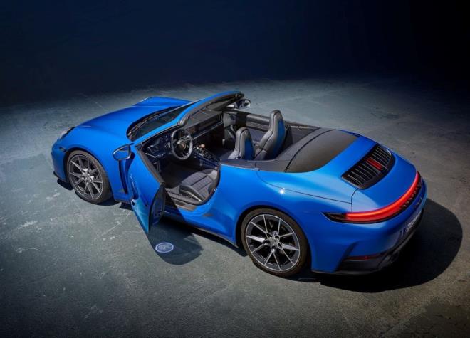 Aracn 0-100 hzlanmas coupe versiyonda 4,3 saniye, cabriolet versiyonda ise 4,5 saniye. Maksimum hz ise 295 km/sa'e snrlandrlm.