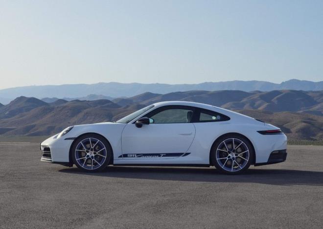 Tasarm olarak izgisini srdren bu model 3.0 lt ift turbo destekli boxer motorla 388 beygir g ve 449 Nm tork retiyor.