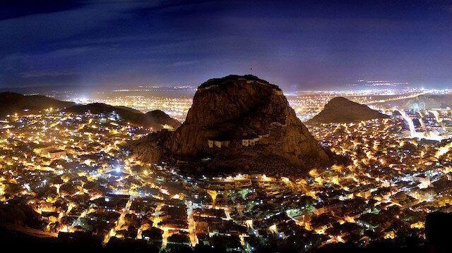 2- AFYONKARAHSAR  <br>  Trkiye'nin en mutlu "ikinci ehri" ise Afyonkarahisar. ehrin nfusu ise 736.912 ve mutluluk oran da %76.43.