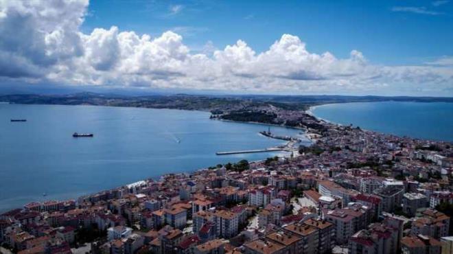 1- SNOP  <br>  Trkiye'nin en mutlu ili ise Sinop! %77.66'lk mutluluk oranyla ilk sraya yerleen ehir, lkemizin en mutlu ehri.