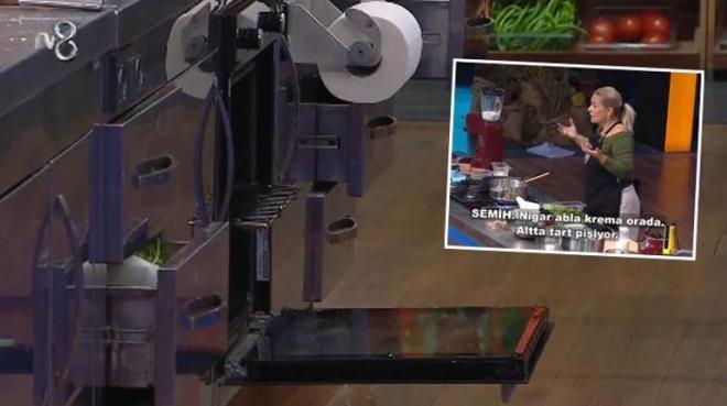 NGAR'IN FIRINI AIK KALDI<p>    Belirli sre ierisinde yaplan yemekleri yetitirmek iin kran krana mcadele verildi. Yarmaclardan Nigar yemek esnasnda frn ak brakt ve "Olay yeri inceleme" o alana kapatt. Mehmet ef "Yapacak bir ey yok zamannda kapatacaktn" diyerek Nigar'n frn kapatmasna msaade etmedi. Nigar'n tart frnn kaps ak bir ekilde piti.