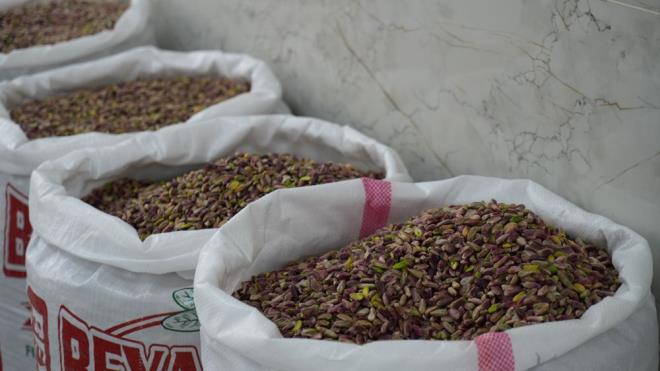 Esnaf Mehmet Akay, Dubai ikolatasnn poplaritesiyle birlikte Antep fstna olan talebin byk oranda arttn ve bunun da fiyatlarn ykselmesine neden olduunu dile getirdi.