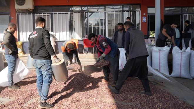 Gaziantep'te Fstklar Sitesinde esnaf olan Mehmet Akay, "Bu yl fstk rekoltesi ok yksekti. Fstk fazla olduu iin fiyatlarda d olmutu. Sezon banda fstk gerek deerini bulmad.    Fakat dnyada popler hale gelen Dubai ikolatas sayesinde fstk gerek deerine ykseldi. 200 TL olan fstk kilosu u an 450 TL'ye ykseldi.    Dubai ikolatasnn fstk reticilerine olumlu etkisi oldu. Fstk reticileri bu durumdan ok memnun kald. Fsta olan talep byle devam ederse fiyatlar daha da ykselir." dedi.