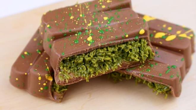 "BAKLAVACILAR DUBA KOLATASI YAPMAYA BALADI"    Baklavaclarn da Dubai ikolatas yaptn syleyen Akay, "Baklavaclar Dubai ikolatas yapmaya balad. nk u an popler durumda olduu iin hemen hemen herkes Dubai ikolatas yapyor.    Fstk neye katlrsa o rn kalite kazanr. Dubai ikolatas u an 250 TL ile 500 TL arasnda deiiyor." diye konutu.