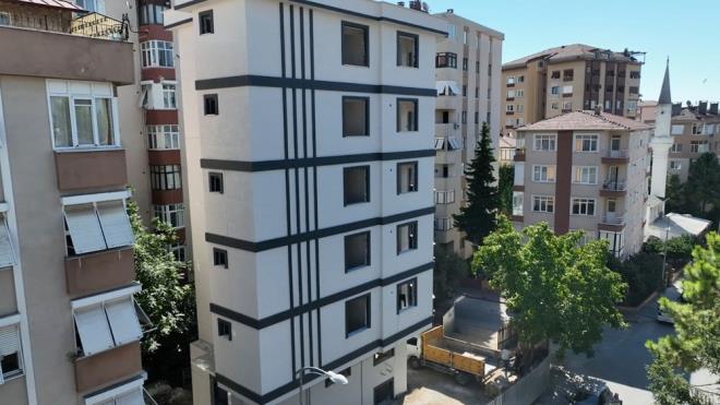 A��klamada, kampanya kapsam�nda hak sahibinin bir konutu i�in 700 bin lira hibe ve 700 bin lira kredi, di�er her bir konutu i�in 1 milyon 400 bin lira kredi verildi�i aktar�ld�.    �n�aatlar� TOK� ya da Emlak Konut'un �stlendi�i ve hibe tutar� bina maliyetinden d���r�ld���, arta kalan borcun ise yine uzun vadeli uygun �deme ko�ullar�yla taksitlendirildi�i belirtildi.