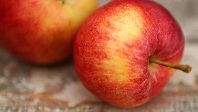 1- Cildi g�zelle�tirir<p>    Elma ve h�nnap ikilisini birlikte kaynat�p suyunu i�erseniz ve bunu d�zenli aral�klarla yaparsan�z zamanla cildinizin g�zelle�ti�ini g�zlemleyebilirsiniz.