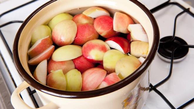 Ye�il, sar�, k�rm�z� her t�rl�s� ayr� lezzetli olan elman�n hem normal hali hem de pi�irilmi� hali olduk�a yararl�. Baz� meyve ve sebzelerin pi�irildiklerinde besin de�erleri d��er bu y�zden uzmanlar pi�irilmeden t�ketilmesini �neriyor.