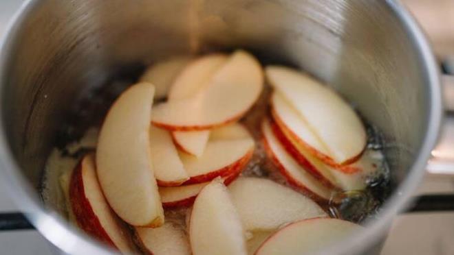 3- Kans�zl��a iyi gelir  <p>  Yine g�z karar� elma ve esmer �eker birlikte kaynat�l�p suyu i�ildi�inde kans�zl�k sorununu ��zer. E�er kans�zl�k probleminiz varsa bu ikiliden faydalanabilirsiniz.