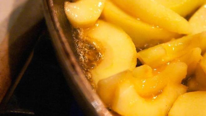 Elma ve so�an� birlikte kaynatt���n�zda elde etti�iniz kar���m da t�pk� zencefilli kar���mda oldu�u gibi zay�flamaya yard�mc� olur.