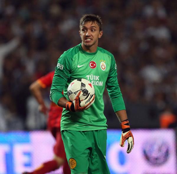<p><b>Fernando Muslera - Galatasaray </b></p>  13'den 16 milyon Euro'ya