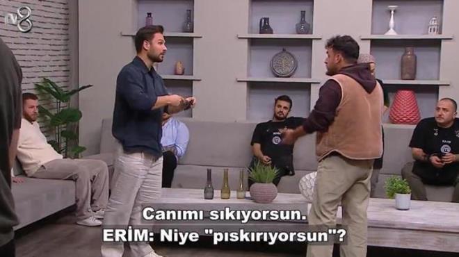 ERM VE ONUR ARASINDA PLER KOPTU<p>    Nigar veda ederken Erim alamaya balad. Onur ile Alper glnce o anlarda bir anda ortalk gerildi. Erim, Alper ve Onur'a "Gider sizi ikayet ederim. Ben rol yapacak bir adam asla deilim." diyerek yklendi. Onur, "Bak bana sakn konuma. Ben Alper'e glyorum" yantn verdi. Erim, "Nigar abla burada benim canm cierimdi yani." diye stelerken Onur," Sakn bana byle konularla gelme. Canm skyorsun. Bilip bilmeden konuma, terbiyesizlik yapma, canm skma" diyerek uzaklamaya alrken Erim, "Ben terbiyesizlik yapmyorum, ben alyorum siz rol yapyormuum sanp glyorsunuz. Ayp ediyorsunuz sadece. Ben bunu sylyorum" diyerek kmaya hazrlanyorken Alper'e bakt. Glmeye devam eden Alper, "Benim sinirlerim bozulunca ben glyorum. zr dilerim" ifadelerini kulland.