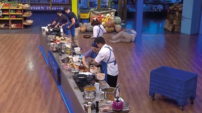 TAKIM OYUNU<p>    Dokunulmazlk oyununu kazanan Krmz takm oldu.