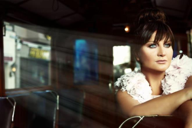 2. SBEL CAN    Beykoz'da ok lks bir sitedeki malikanede yaayan Sibel Can'n Nakkatepe'de stanbul Boaz manzaral villas, aralar, Amerika'da evleri, ocuklarnn oturduu evler ve yatrm amal ald gayrimenkulleri var.