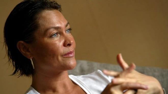 9. HLYA AVAR    Sahne, sinema, reklam ve TV programlarndan kazand servet ile yllara meydan okuyan Hlya Avar, zaman iinde yaamn gayrimenkullerle garanti altna ald. Kendi oturduu yazlk ve klk villalarn yan sra ngiltere'de de bir evi bulunan Hlya Avar, yatrm olarak ald arazi ve arsalarnn yan sra gayrimenkulleriyle de Trkiye'nin en zengin arkclar listesinde.