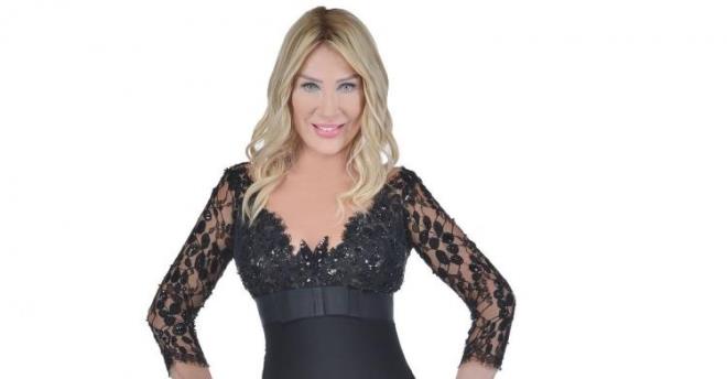 1. SEDA SAYAN    ok uzun zamandr ekranlarda yer alan nl arkc Seda Sayan, program bana ald cretlerin ounu gayrimenkule yatrmasyla biliniyor.     Seda Sayan'n, ailesini; akrabalarn ikamet ettirdii eitli semtlerdeki evlerin yan sra stanbul'un Zincirlikuyu ve Etiler semtlerinde nl rezidanslarda daireleri ve Amerika Miami'de de evi bulunuyor...