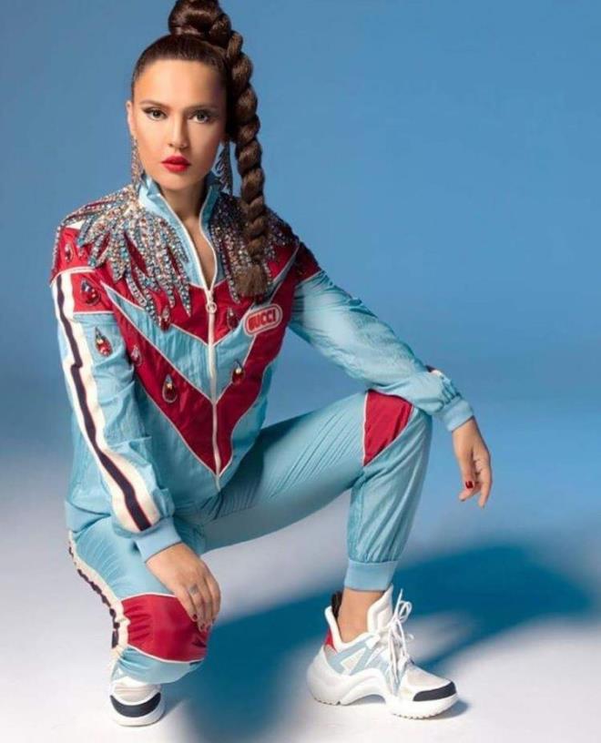 10. DEMET AKALIN    Evlerinin ve arsalarnn okluuyla bilinen nl arkc Demet Akaln; "Ticaret yapsam batarm, borsa da hi mantkl gelmiyor, o yzden tm kazandm gayrimenkule yatryorum" aklamasyla servetinin gelir kaynan dile getirmiti.