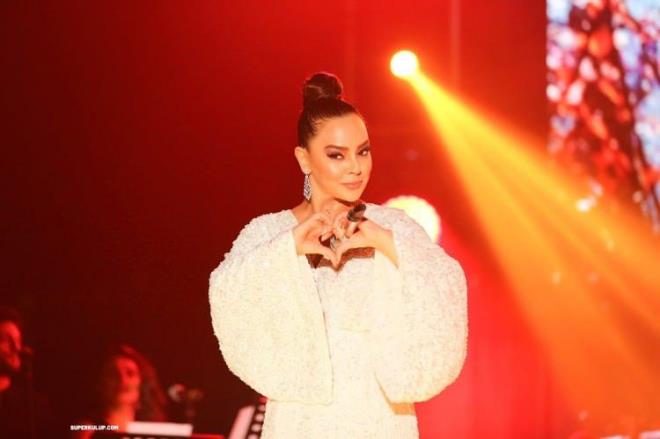 6. EBRU GNE         Yllardr en pahal mekanlarn yan sra dn, davet ve derneklerin zel gecelerinde de sahne alan Ebru Gnde'in milyonluk yatrmlar, bykba hayvanclk tesisi, nakiti ve bir hayli iyi gayrimenkulleri var.