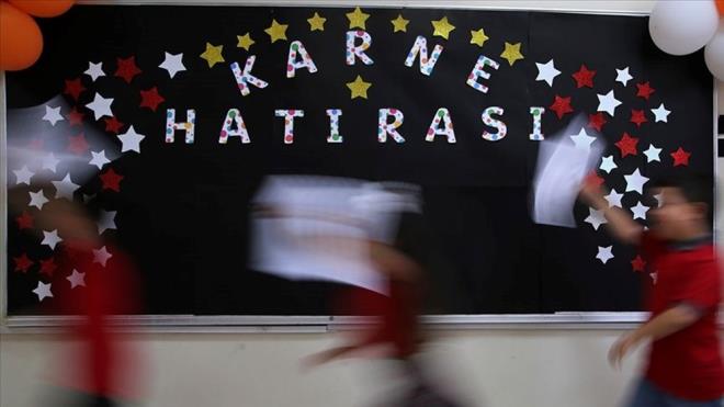 Yaklak 20 milyon renci ve 1,2 milyon retmen iin ara tatilin ardndan smestr tatili balayacak. lk dnem karnelerini alacak olan renciler tatilin ardndan ise yeni dneme balayacak. te, MEB 2024-2025 smestr tatili tarihi...