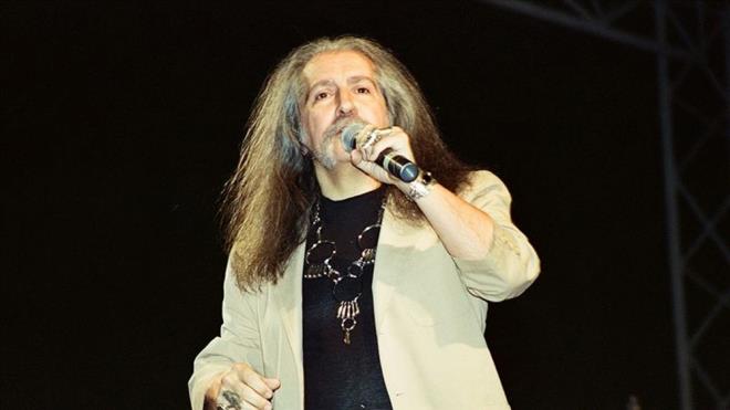 Glpembe, Dalar Dalar, Unutamadm, Arkadam Eek gibi arklaryla hafzalara kaznan usta sanat Bar Mano'nun hayat film oluyor.