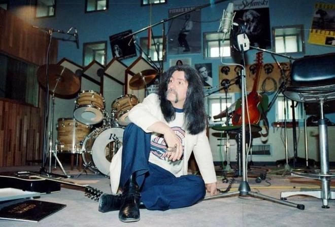 "U AN ENVANTER TOPLUYORUZ"    Film iin almalarn srdn belirten nl oyuncu, "Mano'nun yaknlaryla grtk, daha da devam edeceiz. u an envanter topluyoruz. Zaten elimizde baya bir ariv var. Hem onlara gireceiz hem vokal kou, mzikal baz eyler yapacaz. Mmkn mertebe bu srete ynetmen, senarist, oyuncu geninde zerinden getiimiz kadar geeceiz" ifadelerini kulland.