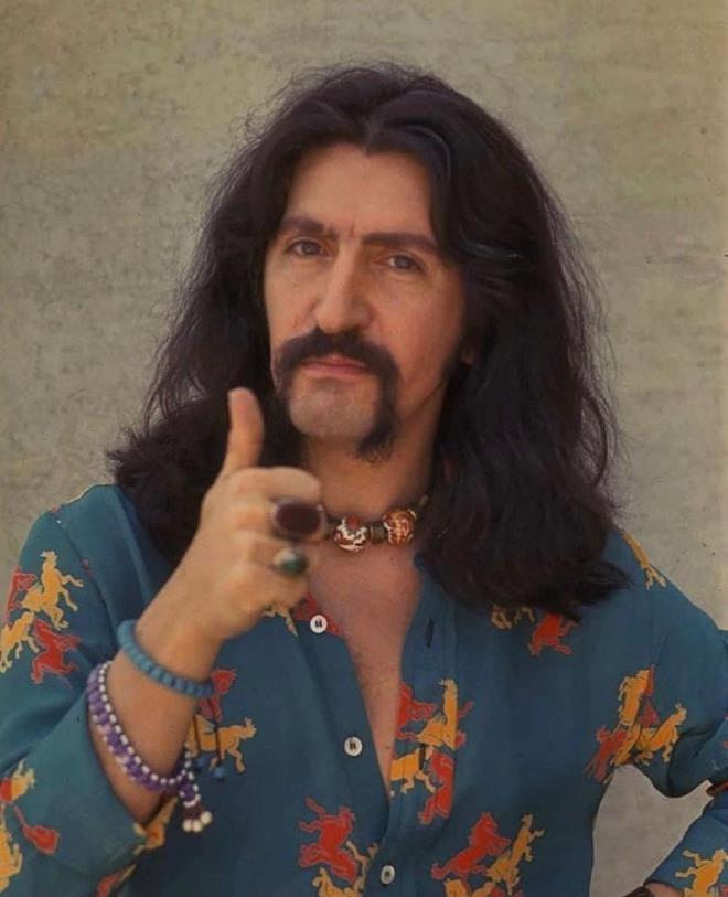 1 UBAT 1999'DA HAYATINI KAYBETT    1 ubat 1999 ylnda kaybettiimiz Bar Mano, Trkiye'de rock mziin ncleri arasndadr.    Hazrlad televizyon programyla dnyann pek ok lkesine giden Mano 1991 ylnda Trkiye Cumhuriyeti Devlet Sanats Unvan'na layk grld.    Mano, 1 ubat 1999 tarihinde, 56 yandayken Kadky'deki evinde geirdii kalp krizi sonucu vefat etti.