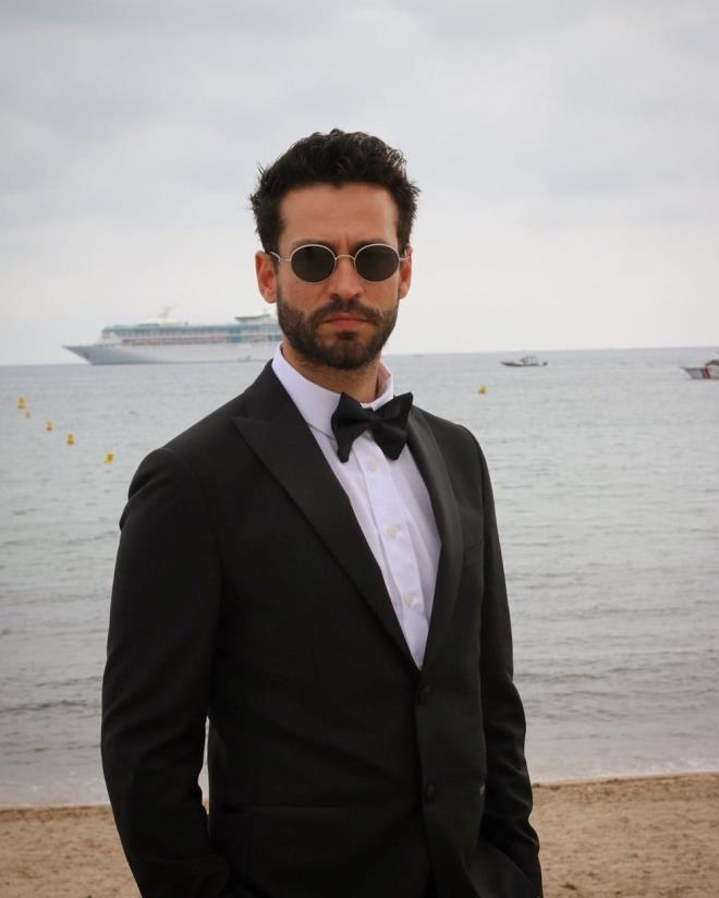 EKN KO MZKLE DE LGLENYOR    Son olarak Ta Kat Makas dizisinde barol oynayan Ekin Ko, oyuncu kimliinin yan sra mzie olan ilgisiyle de tannyor. Samed Nalbant?la 2022 ylnda kurduu ?DayOff Kolektif? adl grupla zaman zaman sahne de alan oyuncu, gitar alp ark sylyor.    32 yandaki Ekin Ko,  Kuru, Bizim in ampiyon, Sana Bir Sr Vereceim, Uyan: Byk Seluklu, Muhteem Yzyl Ksem, Benim Adm Gltepe, Senden Bana Kalan ve Kurak Gnler gibi yapmlarla tannyor.