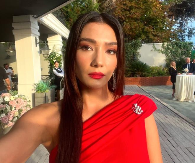 Pusat; "Bol su iiyorum. Doal eyler tketiyorum. Yiyorum, iiyorum ve yzme sryorum. Pozitif kalyorum. Gzel uyuyorum, iyi yemek yiyorum" dedi.  <p>  Gnlk bakm rutinlerinden de bahseden Aybke Pusat, "Suyumu ve nemlendiricimi yanmda tayorum. Her gn yzme masaj yaparm" diye konutu. (Kaynak: Mynet)