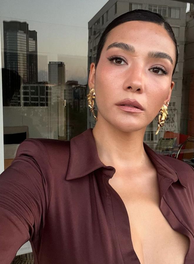 2014 Miss Turkey yarmasnda nc olduktan sonra kariyerine oyuncu olarak devam eden Aybke Pusat yz olduu markann lansmannda gzellik srrn verdi.