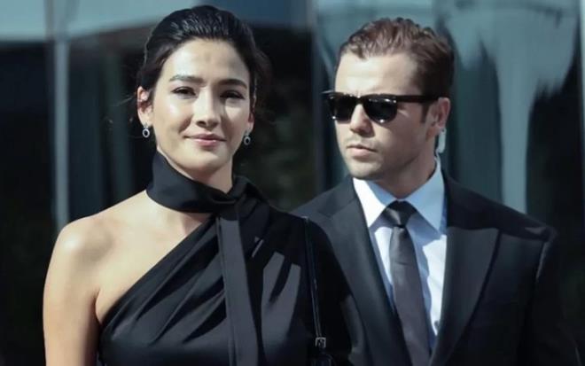 TRT 1 ekranlarnda yaynlanan Tekilat dizisinde Tolga Sarta'la barol paylaan Aybke Pusat baarl oyunculuu ve gzelliiyle gndemden dmyor. Sosyal medya paylamlaryla da byk beeni toplayan nl isim gzellik srrn verdi.