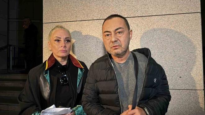 "KUMARI DAHA NASIL KTLEYECEZ BLMYORUM"    Serdar Orta, adliyeden ayrlrken basn mensuplarna; kumarn, evini, evliliini ve saln kendisinden aldn syledi ve u ifadeleri kulland:    "Bir de adliyeye drd. Kumar daha nasl ktleyeceiz, millete daha nasl anlatacaz bu ii bilmiyorum. Beni Malta adasna otel alna davet ettiler. Restoran alyor diye. Orada katakulliye gelip, cep telefonundan oyunu ektiler. Orada oyuna geldik. Bir ey de diyemezsin gurbette, bir ey diyemedim. Hatta ma akt, 'Serdar bey skor ne olur?' diye bana soruyor. Ben anlamam. Pimanm, zgnm."