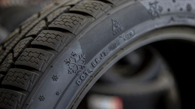 2024 k lastii uygulamasna geri saym balad. Zorunlu olduu halde aralarna k lastii taktrmayan iletmelere 2024 yl iin 4 bin 69 lira para cezas uygulanacak. K lastii taktrmama cezas, Hazine ve Maliye Bakanlnca aklanacak yeniden deerleme oran erevesinde 1 Ocak 2025 itibaryla gncellenecek.