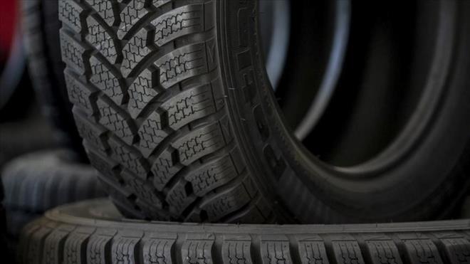 LASTK DEM BEDELLER    Lastik skme takma ilemi 13 ve 14 in jantlar iin 600 lira, 15 ve 16 in jantlar iin 750 lira, 17 in jantlar iin 850 lira, 18 in jantlar iin 950 lira, 19 in jantlar iin 1100 lira, 20 ve 21 in jantlar iin 1250 lira olarak uygulanyor.    Lastik oteli bedeli ise 4 lastik iin deitirme creti dzeyinde yaplyor.