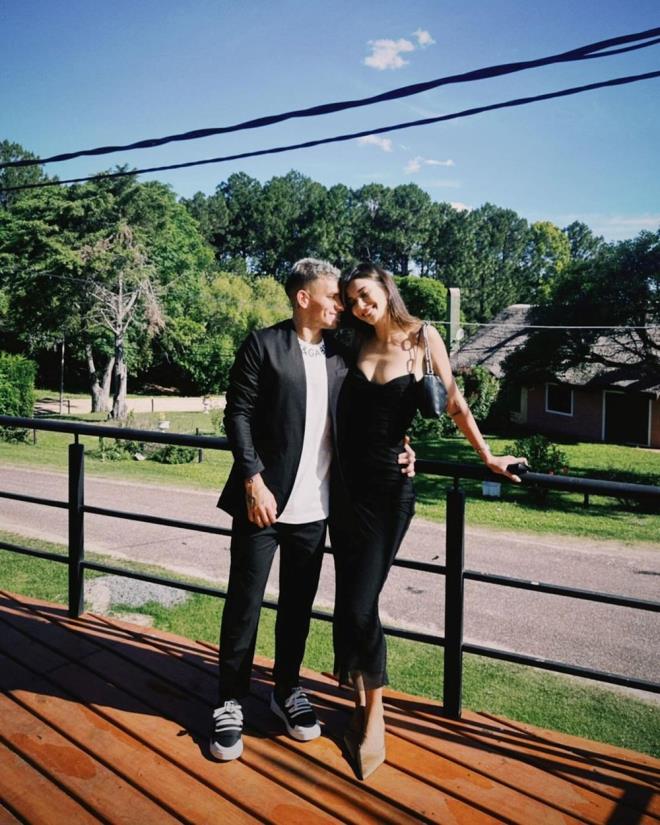 "EN SEVDM NSANLA DNYADAK YERM"    Galatasaray'n yldz, paylamna "En sevdiim insanla dnyadaki yerim. Glmsemeyi asla brakma akm, sen zelsin" notunu dt.