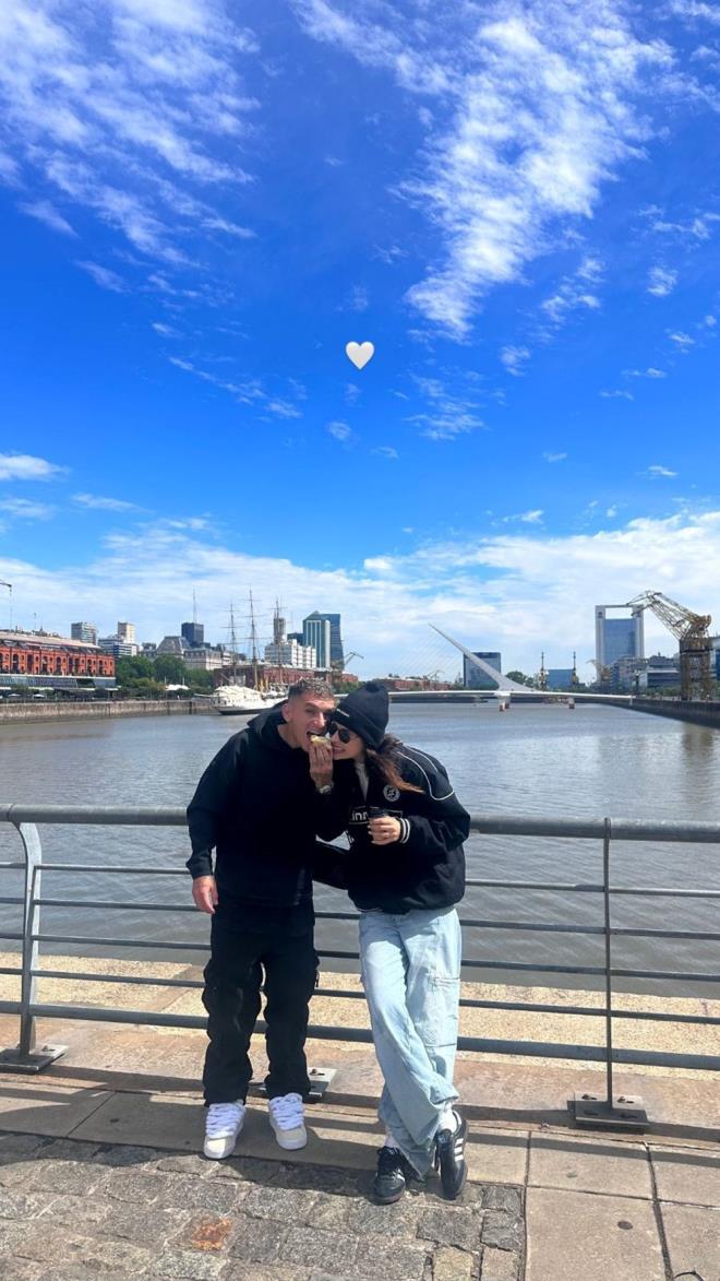 Devrim zkan ile Lucas Torreira nce Arjantin'e ardndan nl futbolcunun memleketi Uruguay'a gitti.