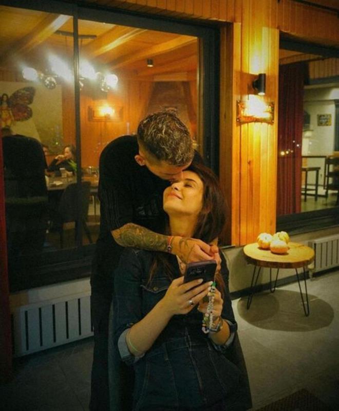 ZKAN KAYITSIZ KALAMADI    Devrim zkan ise sevgilisine "ehrin kadar gzelsin" szleriyle karlk verdi.