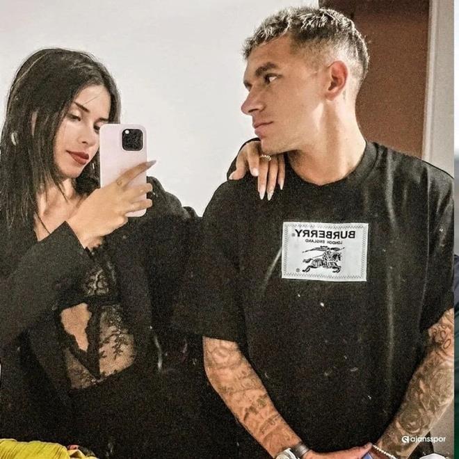 BRLKTE TATLE IKTILAR    Bir sredir evleneceklerini iddia eden ve zaman zaman mutlu karelerini takipileriyle paylaan nl ift, liglere milli ara verilmesinin ardndan tatile kt.