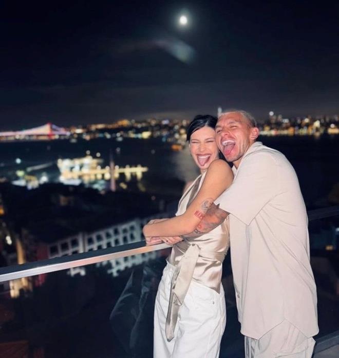 Birka ay nce aklarna ikinci bir ans veren oyuncu Devrim zkan ile Galatasaray'n Uruguayl futbolcusu Lucas Torreira gndemden dmyor.